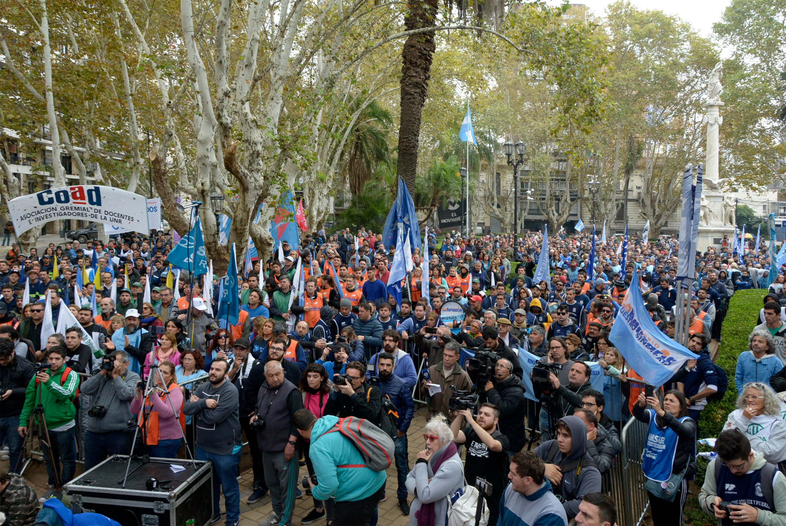 Acto del Movimiento Sindical Rosario en la plaza 25 de Mayo.
