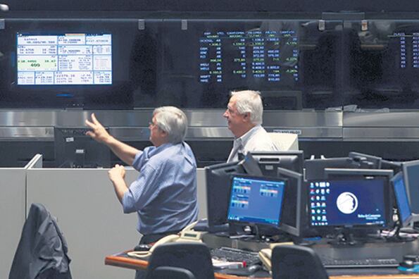 El dólar bajó a 44,87 pesos y la Bolsa trepó 6,7 por ciento para alcanzar un nuevo record.