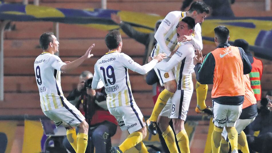 El festejo de los jugadores de Central, después del gol conquistado por Mauricio Martínez.