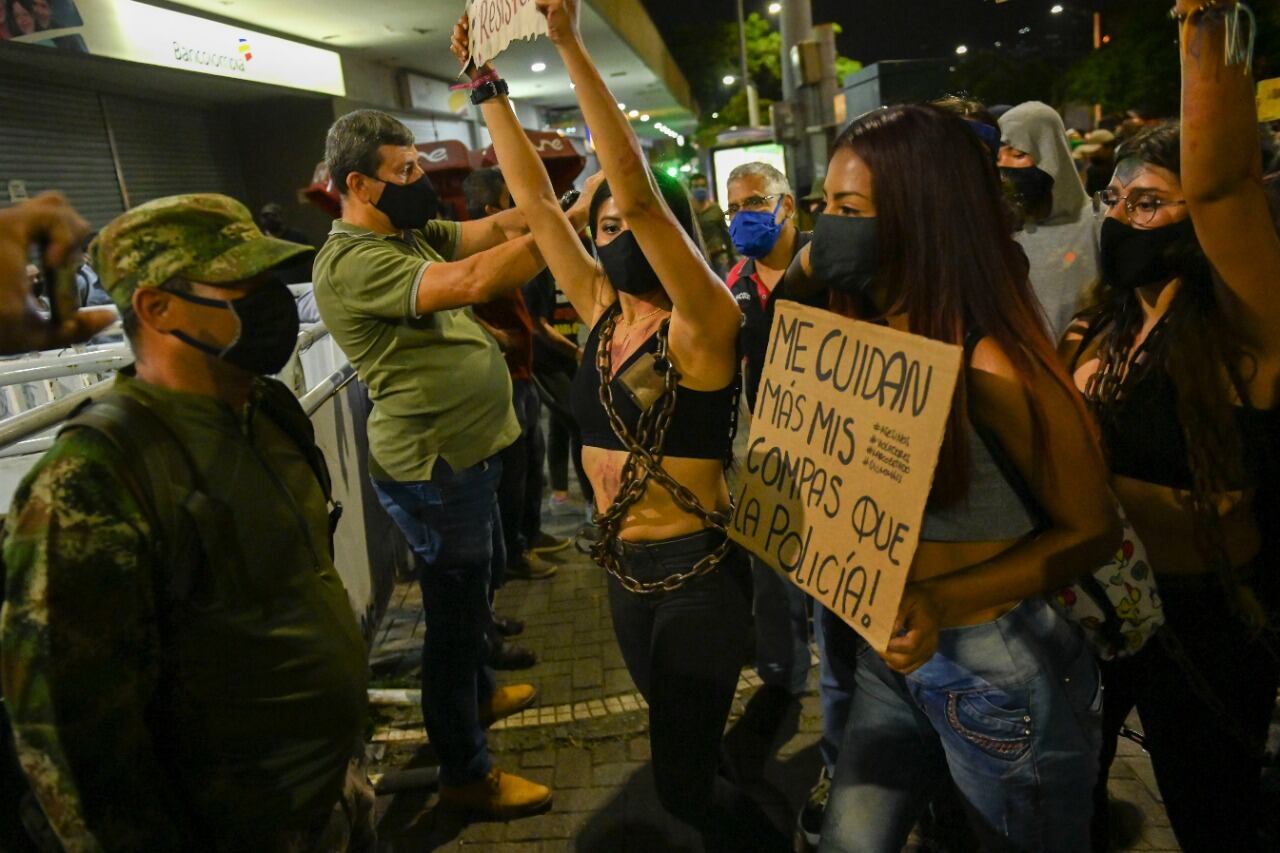 Protesta contra la brutalidad policial en las calles de Medellín.