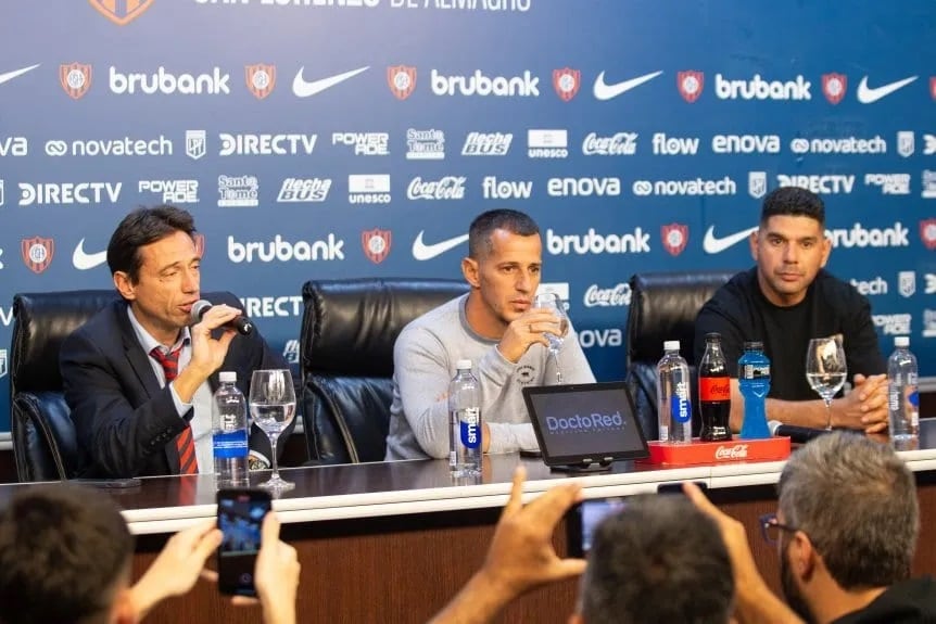 Romagnoli, flamante DT del Ciclón, flanqueado por Moretti y Ortigoza