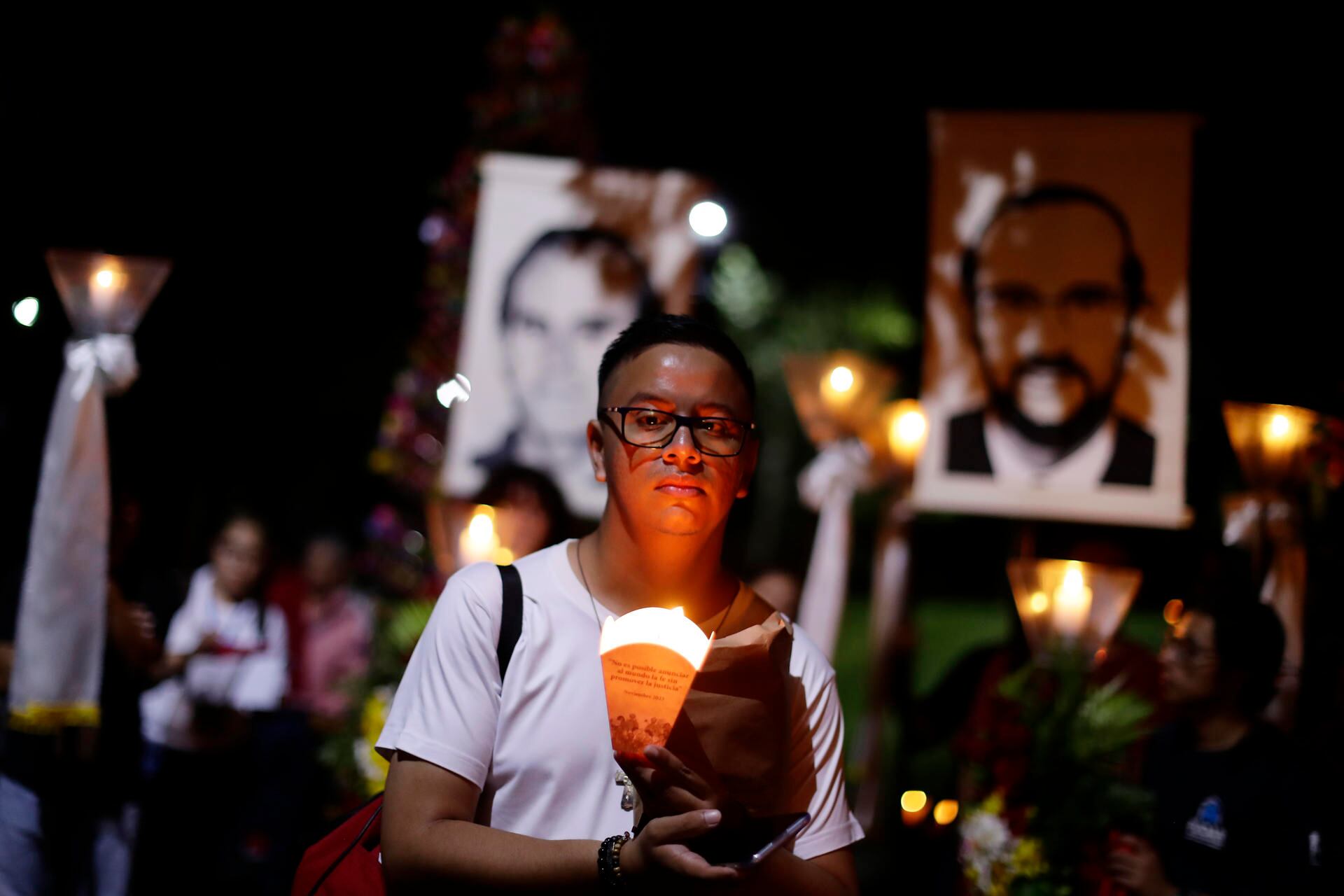 Centenares de salvadoreños participaron en la conmemoración del asesinato de seis sacerdotes jesuitas y dos mujeres cometido por efectivos del ejército durante la guerra civil.