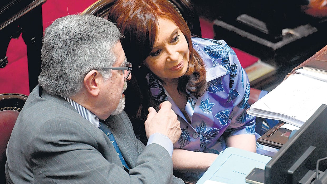 Cristina Kirchner participó ayer de la sesión en la Cámara alta y se sentó junto al jefe del bloque de senadores del FpV-PJ, Marcelo Fuentes.