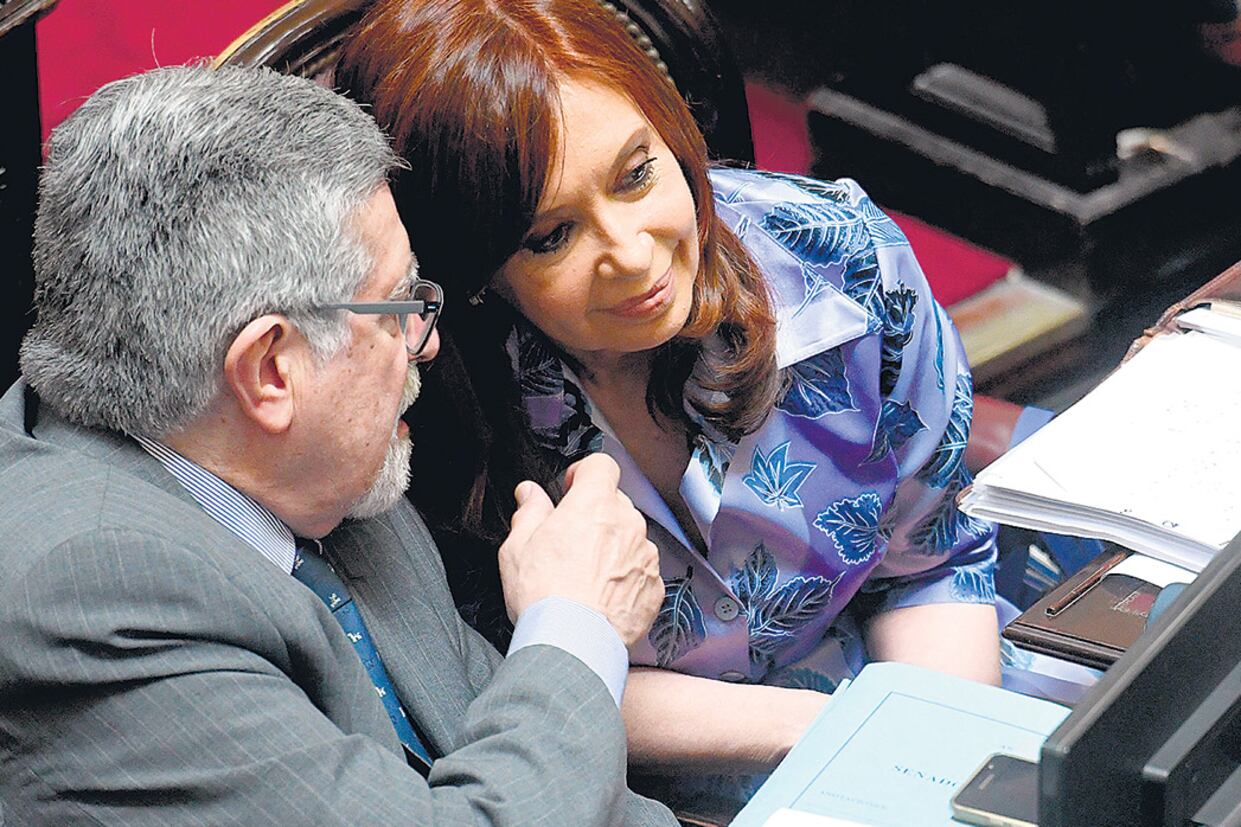 Cristina Kirchner participó ayer de la sesión en la Cámara alta y se sentó junto al jefe del bloque de senadores del FpV-PJ, Marcelo Fuentes.