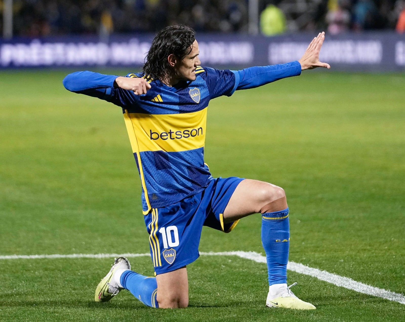 La flecha y los goles. Las postales que se repiten de Cavani