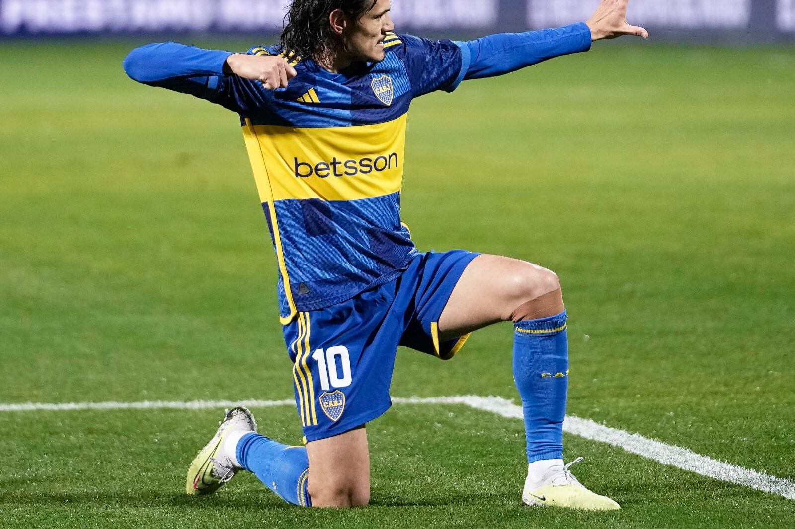 La flecha y los goles. Las postales que se repiten de Cavani