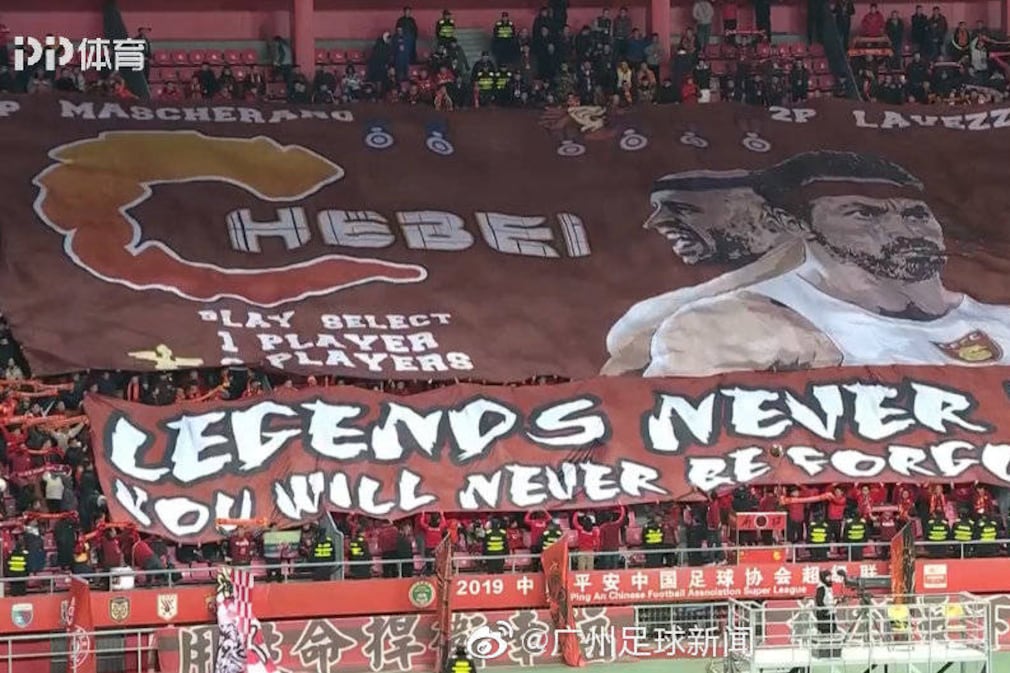 La bandera que le dedicaron en el Hebei Fortune a Mascherano y Lavezzi.