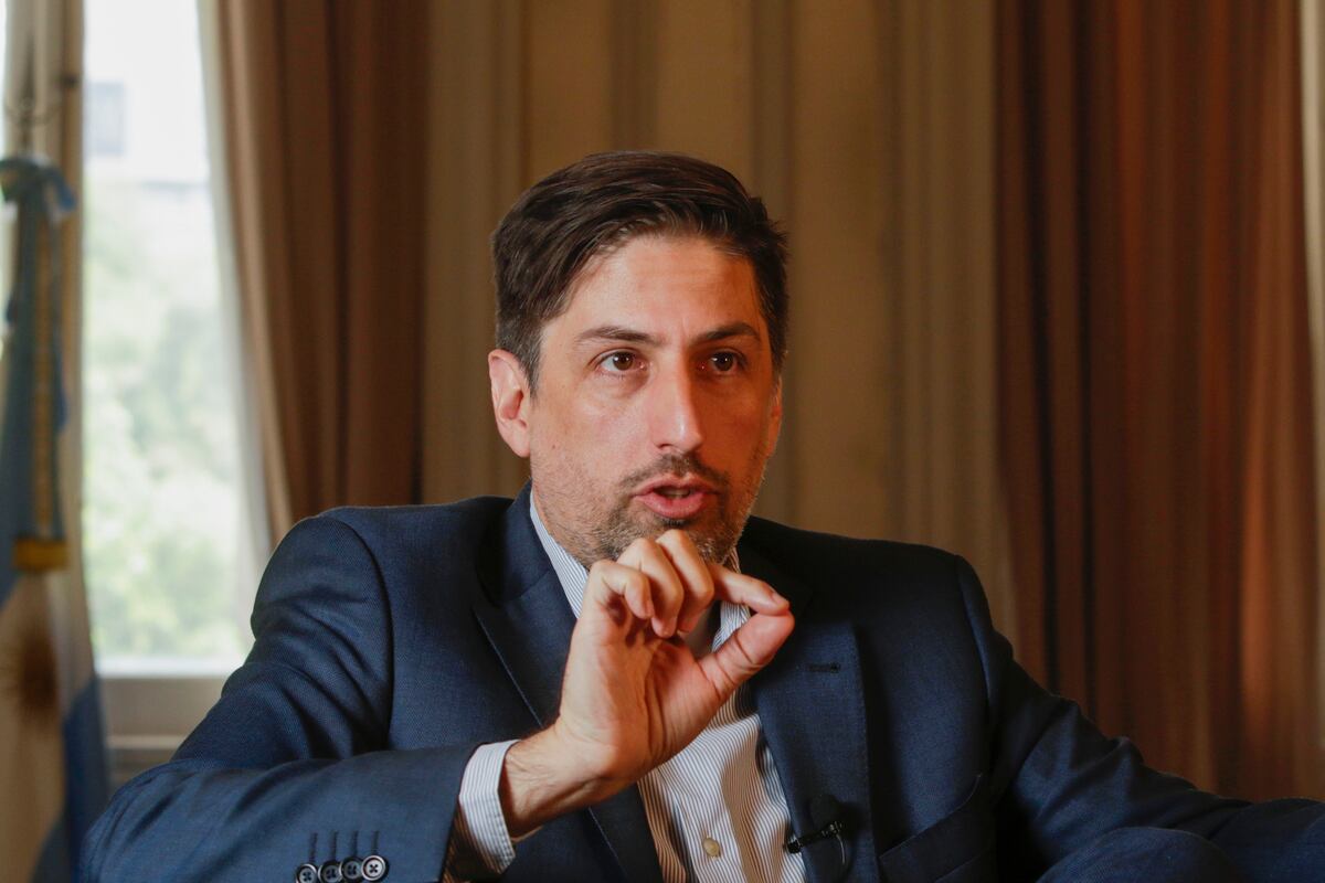 El ministro de Educación, Nicolás Trotta, dio negativo de coronavirus, pero continuá aislado a la espera de un nuevo estudio que le harán el lunes.
