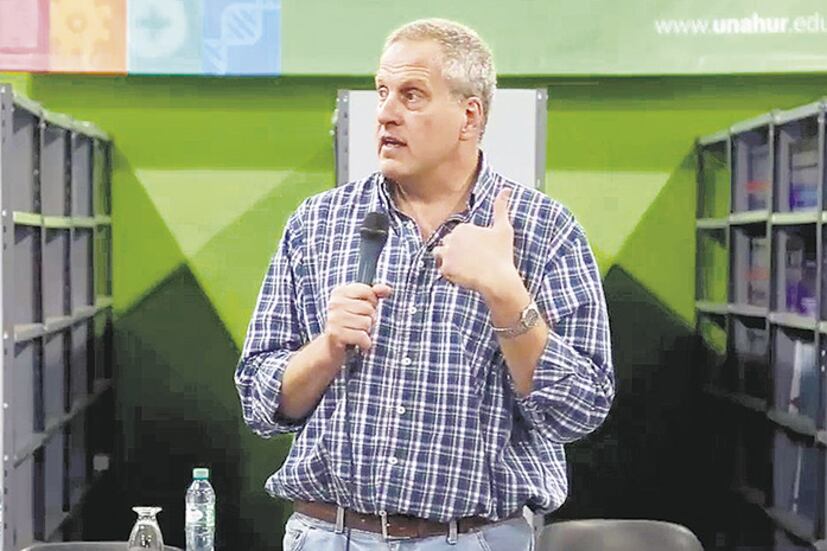 Perczyk planteó la necesidad de actualizar las becas.