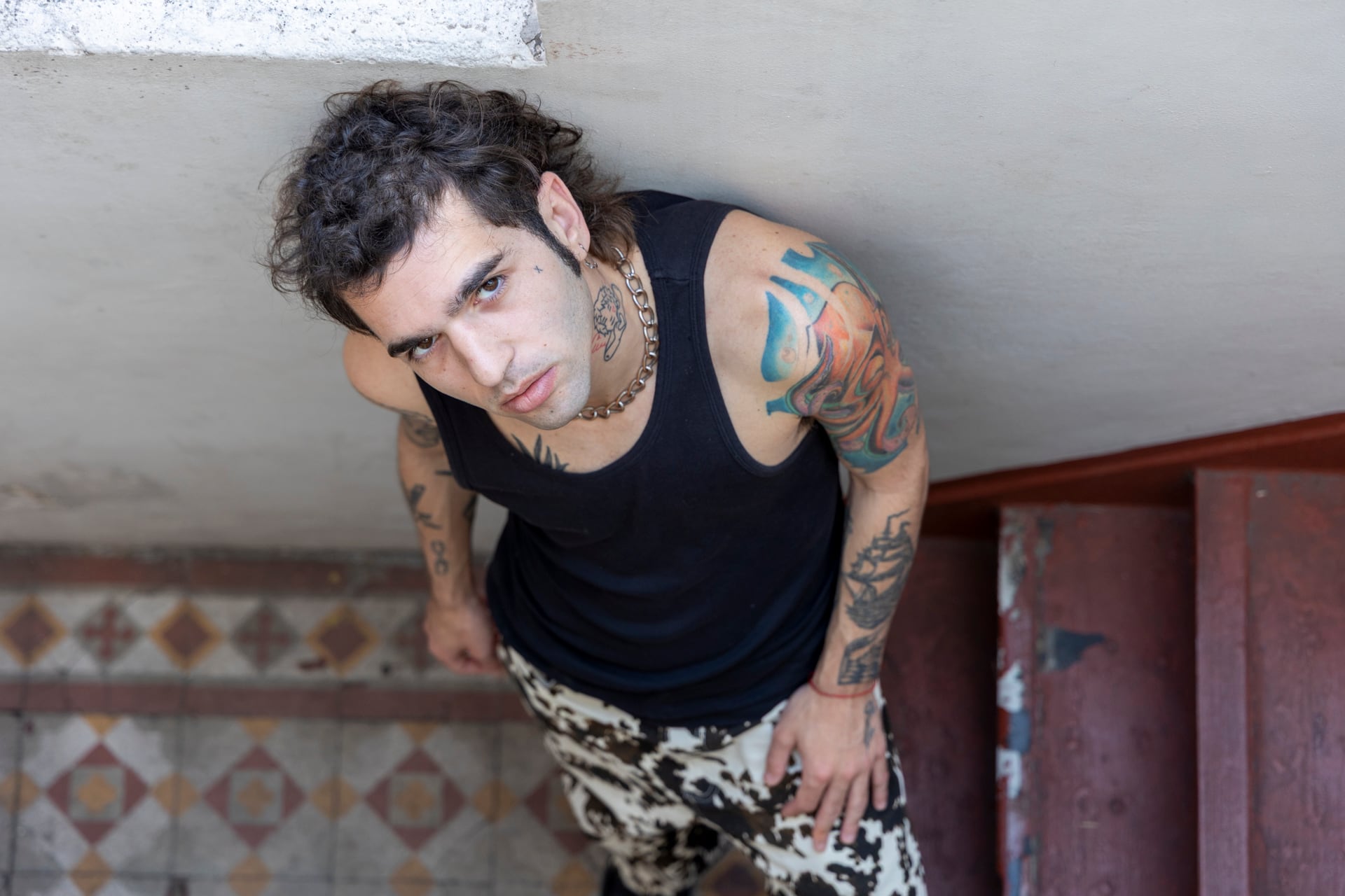 Un Muerto Más surgió en pandemia, con Guido grabándose a fuego la idea de que, en el arte y en la vida, "el que no arriesga no ama"