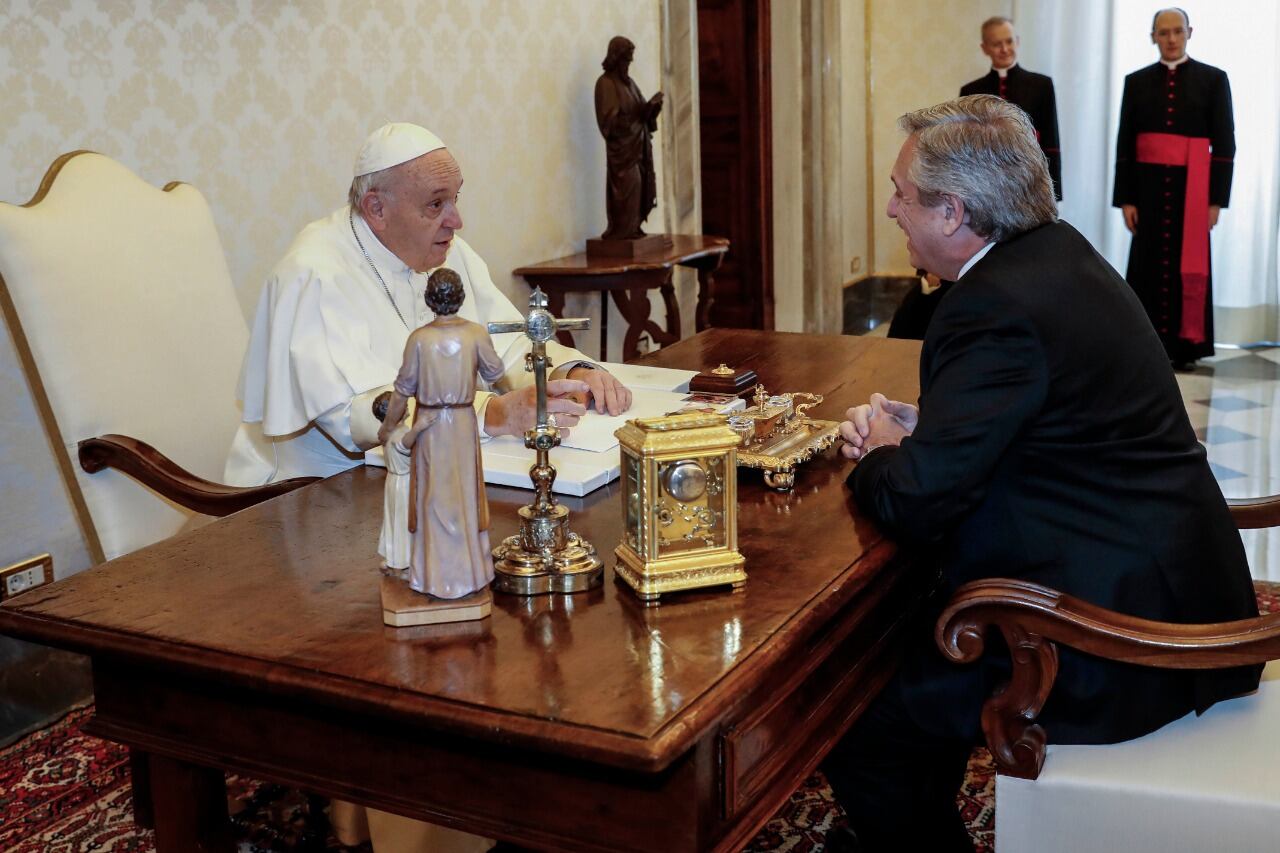 El Pontífice y Alberto Fernández, en su última visita al Vaticano.