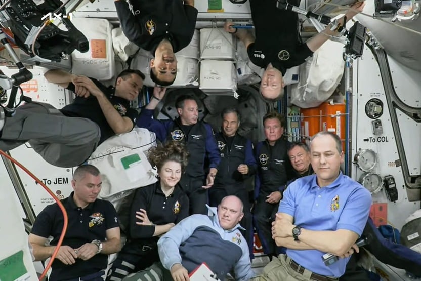 La gravedad cero permite que todos salgan en la foto.