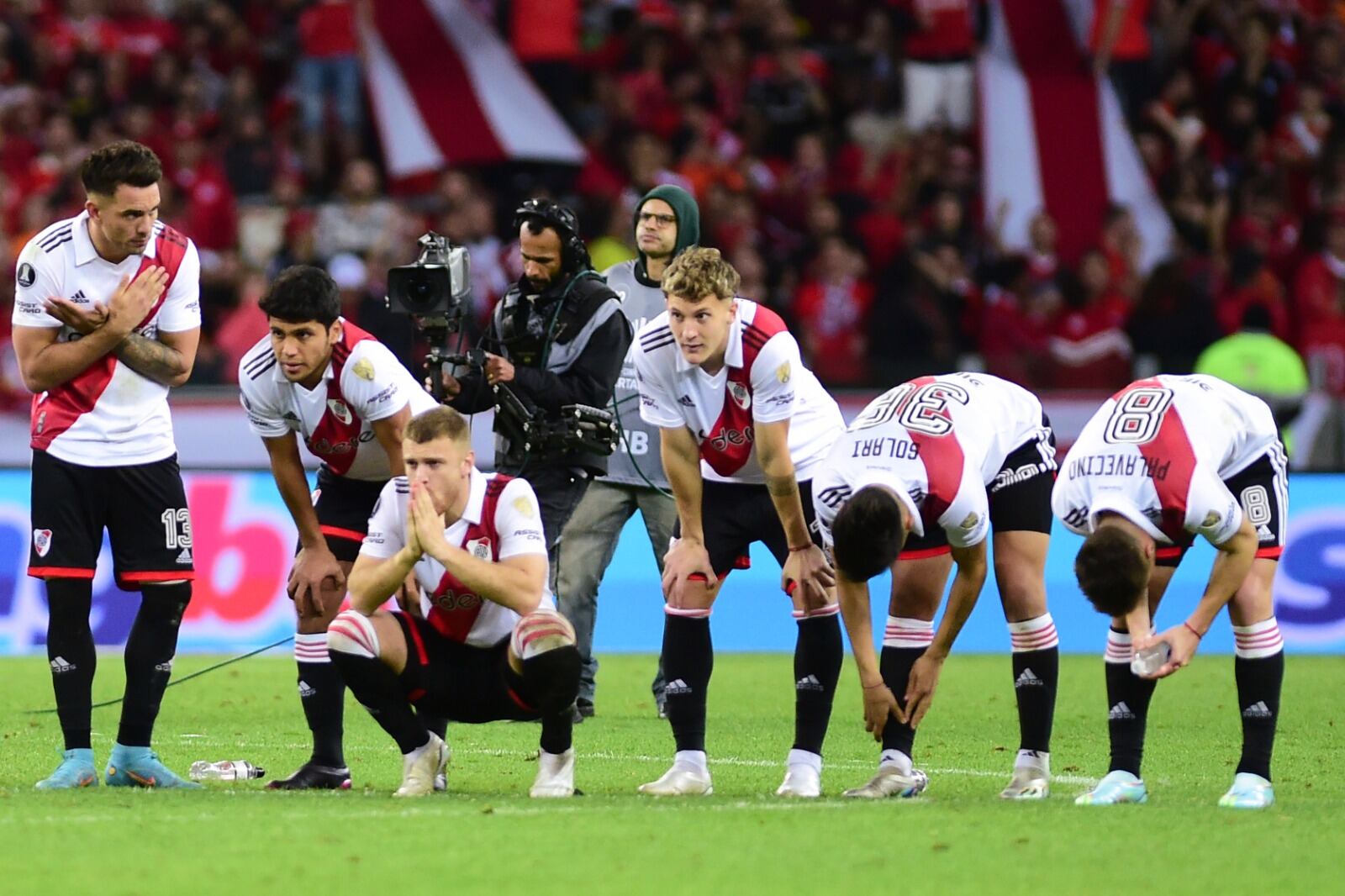 Los jugadores de River esperan el milagro durante los penales.