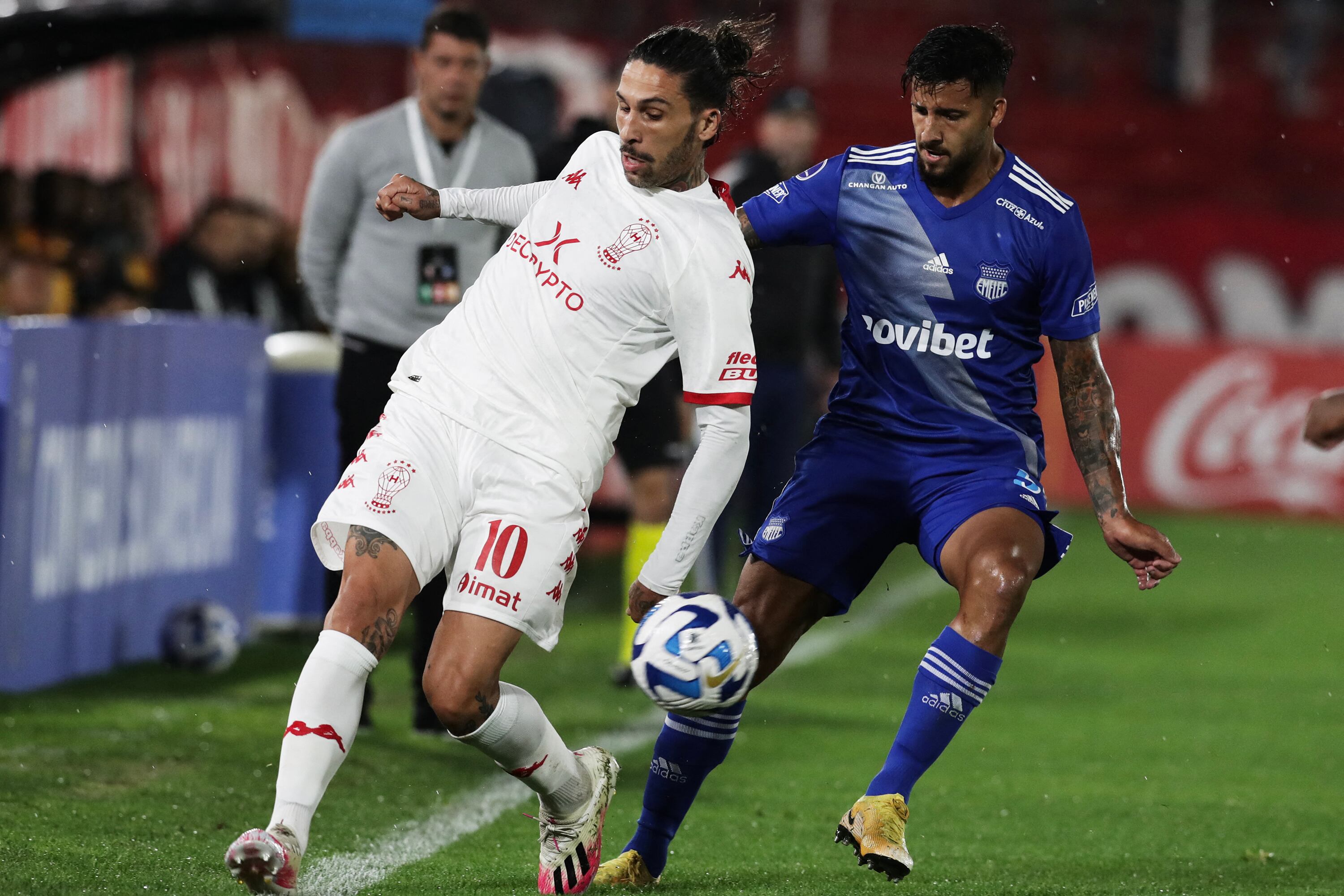 Lucas Castro disputa la pelota con Fara