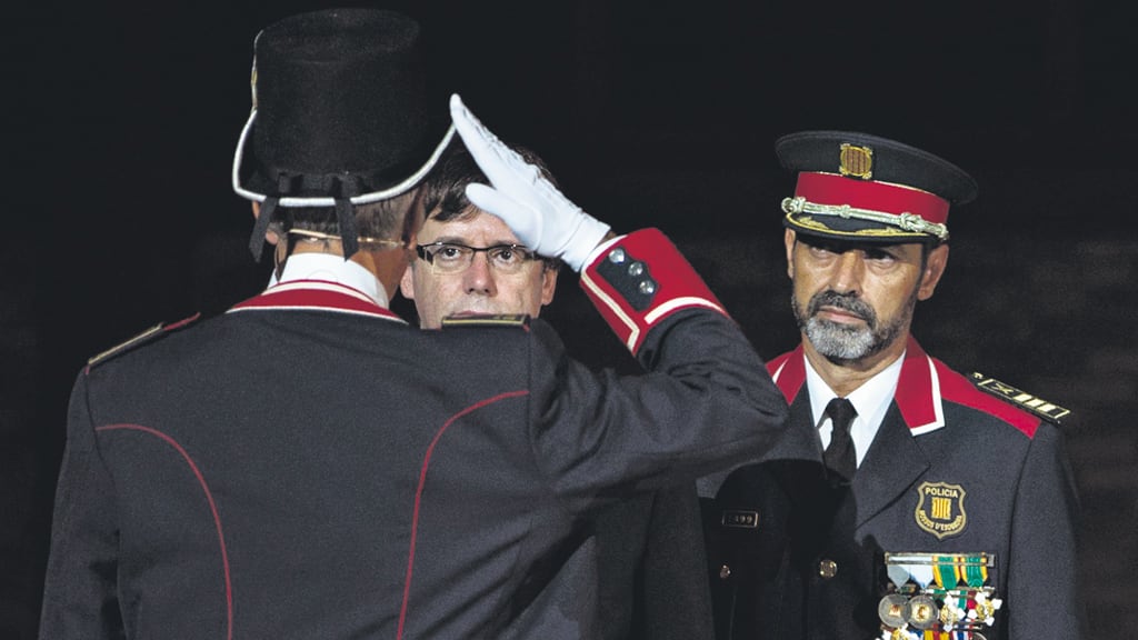 El presidente catalán Puigdemont; a su lado, el jefe policial Josep Lluis Trapero.