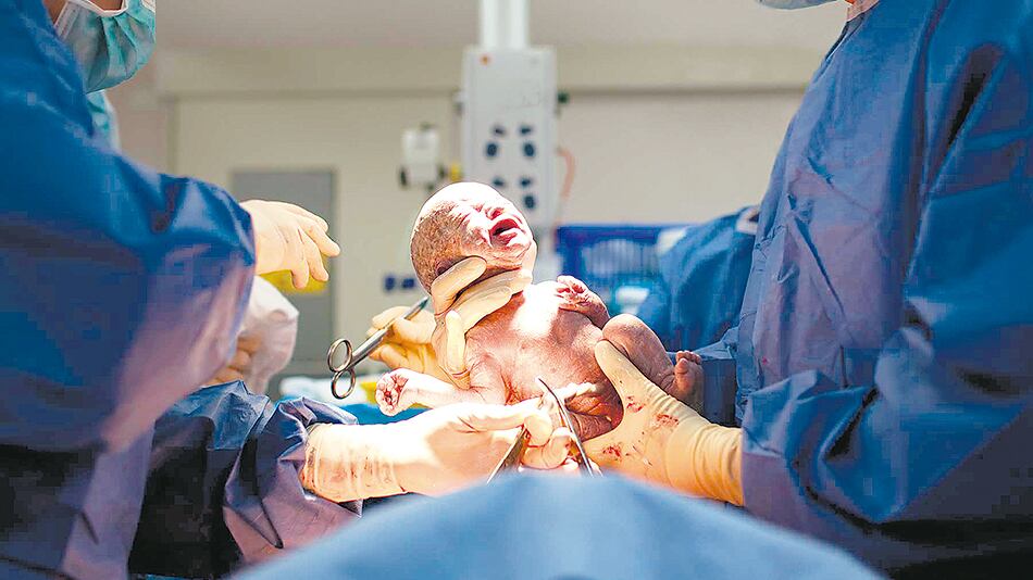 La denuncia fue presentada por el informe audiovisual “Tiempo de parir”.