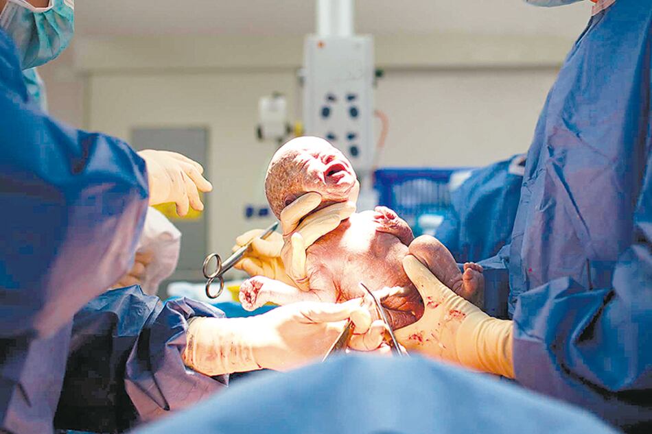 La denuncia fue presentada por el informe audiovisual “Tiempo de parir”.