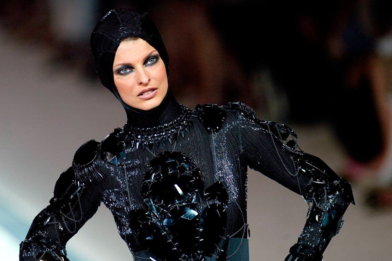 Tiempo atrás, Linda Evangelista en la pasarela.