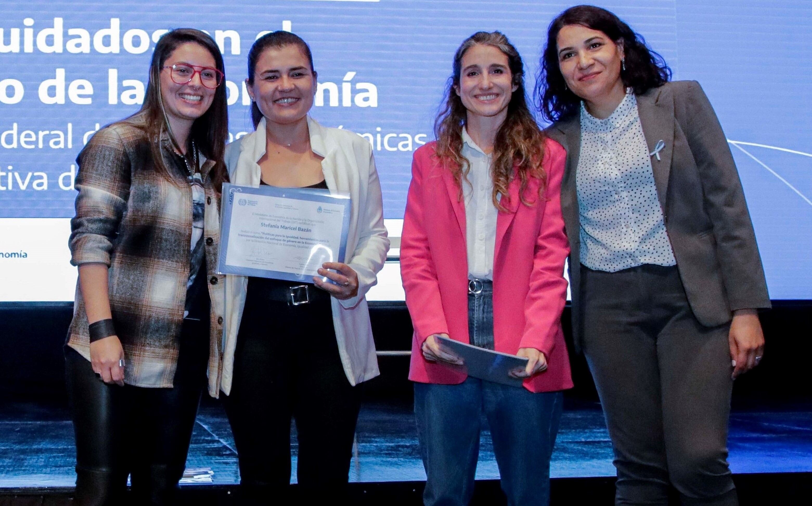 Funcionarias provinciales junto a la ministra de las Mujeres, Géneros y Diversidad, Aylén Mazzina.
