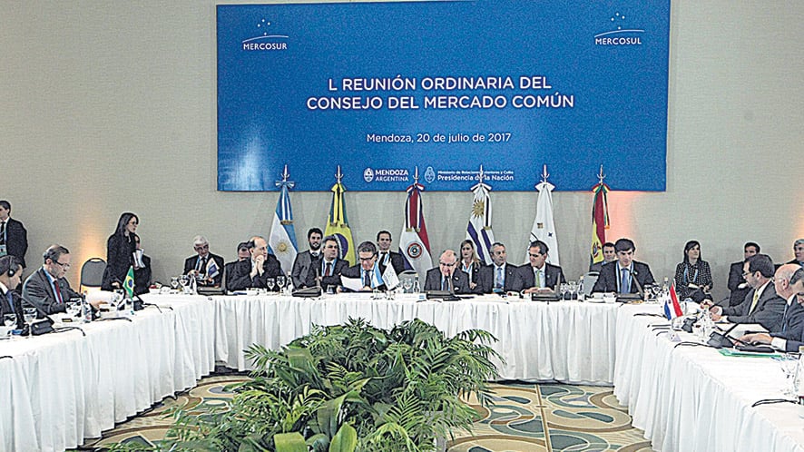 Los cancilleres y ministros se reunieron ayer en la antesala de la sesión de los presidentes.