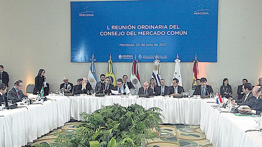 Los cancilleres y ministros se reunieron ayer en la antesala de la sesión de los presidentes.