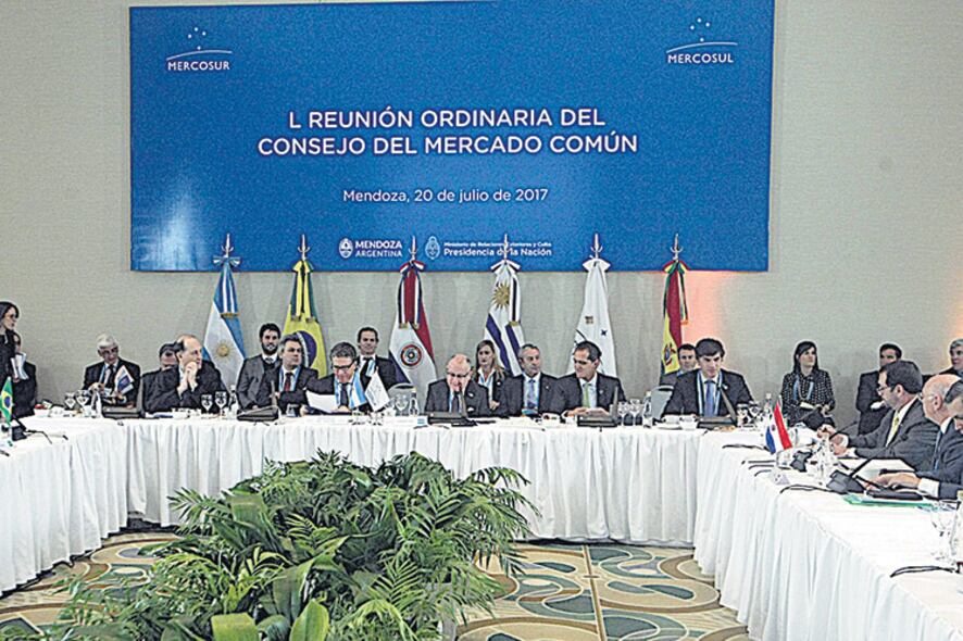 Los cancilleres y ministros se reunieron ayer en la antesala de la sesión de los presidentes.