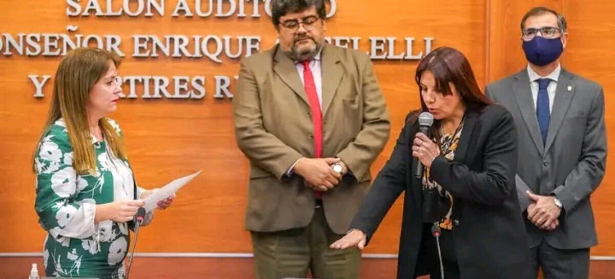 Alicia Nicolasa de las Mercedes Valdez jurando como jueza transitoria de menores de la primera circunscripción judicial