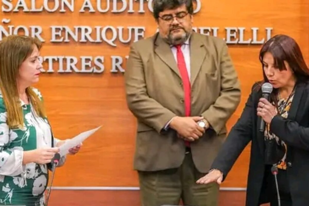 Alicia Nicolasa de las Mercedes Valdez jurando como jueza transitoria de menores de la primera circunscripción judicial