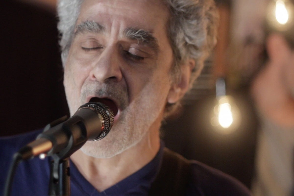 Junto a Coca de Vidrio, Daniel Melingo reversiona "Soldado", de Moris.