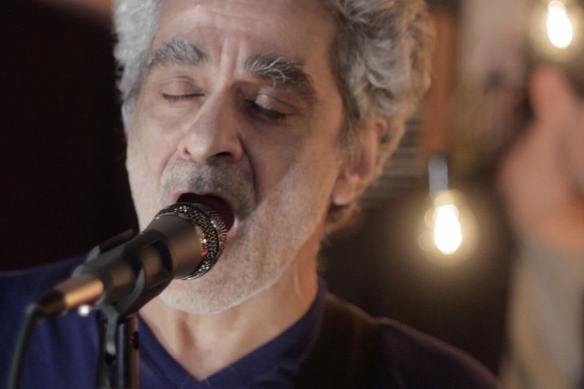 Junto a Coca de Vidrio, Daniel Melingo reversiona "Soldado", de Moris.