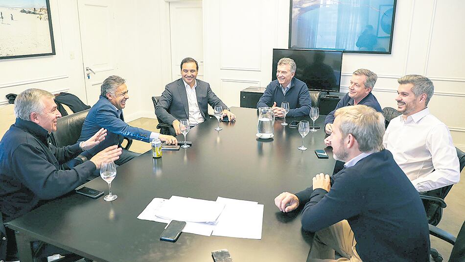 Macri junto a los gobernadores radicales Morales, Valdés y Cornejo, el año pasado.