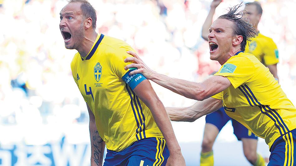 Granqvist, el capitán sueco, grita el gol de la victoria.
