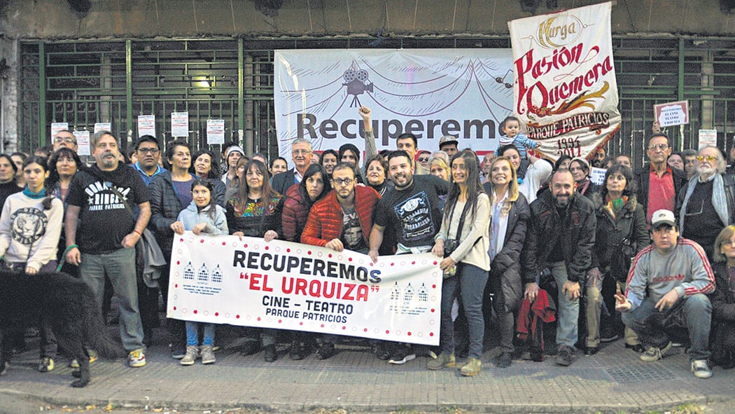 Del abrazo participaron murgas del barrio y hubo discursos de integrantes de la asamblea.