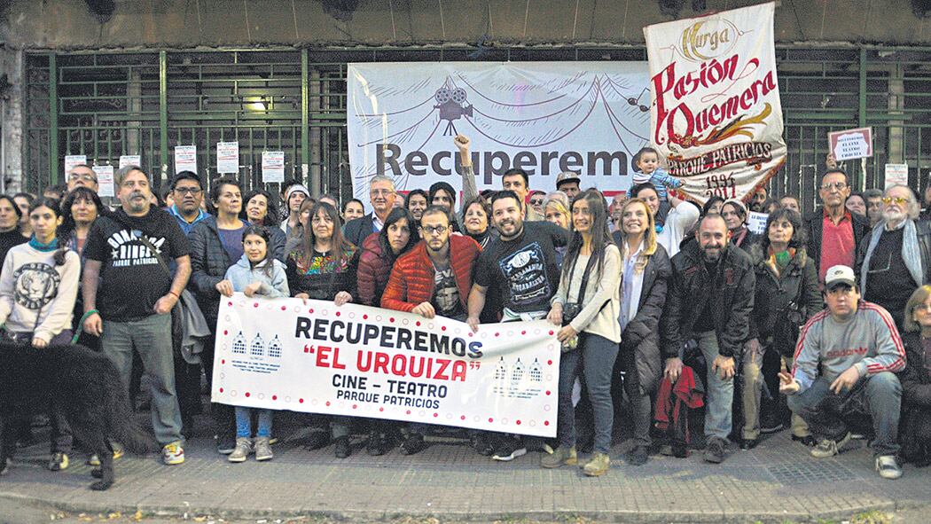 Del abrazo participaron murgas del barrio y hubo discursos de integrantes de la asamblea.