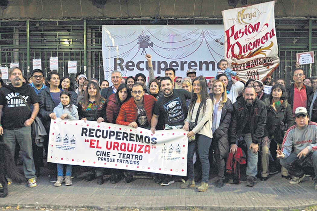 Del abrazo participaron murgas del barrio y hubo discursos de integrantes de la asamblea.