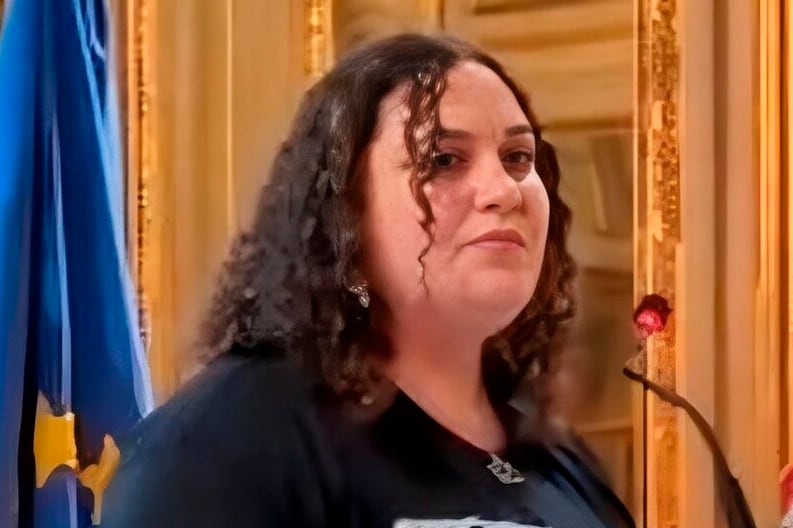 Valeria Edelsztein durante la ceremonia en que fue premiada por Francia.