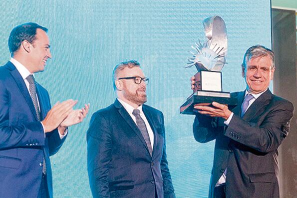 Diego De Mendoza recibió el premio y realizó duras críticas en la Casa de Gobierno.