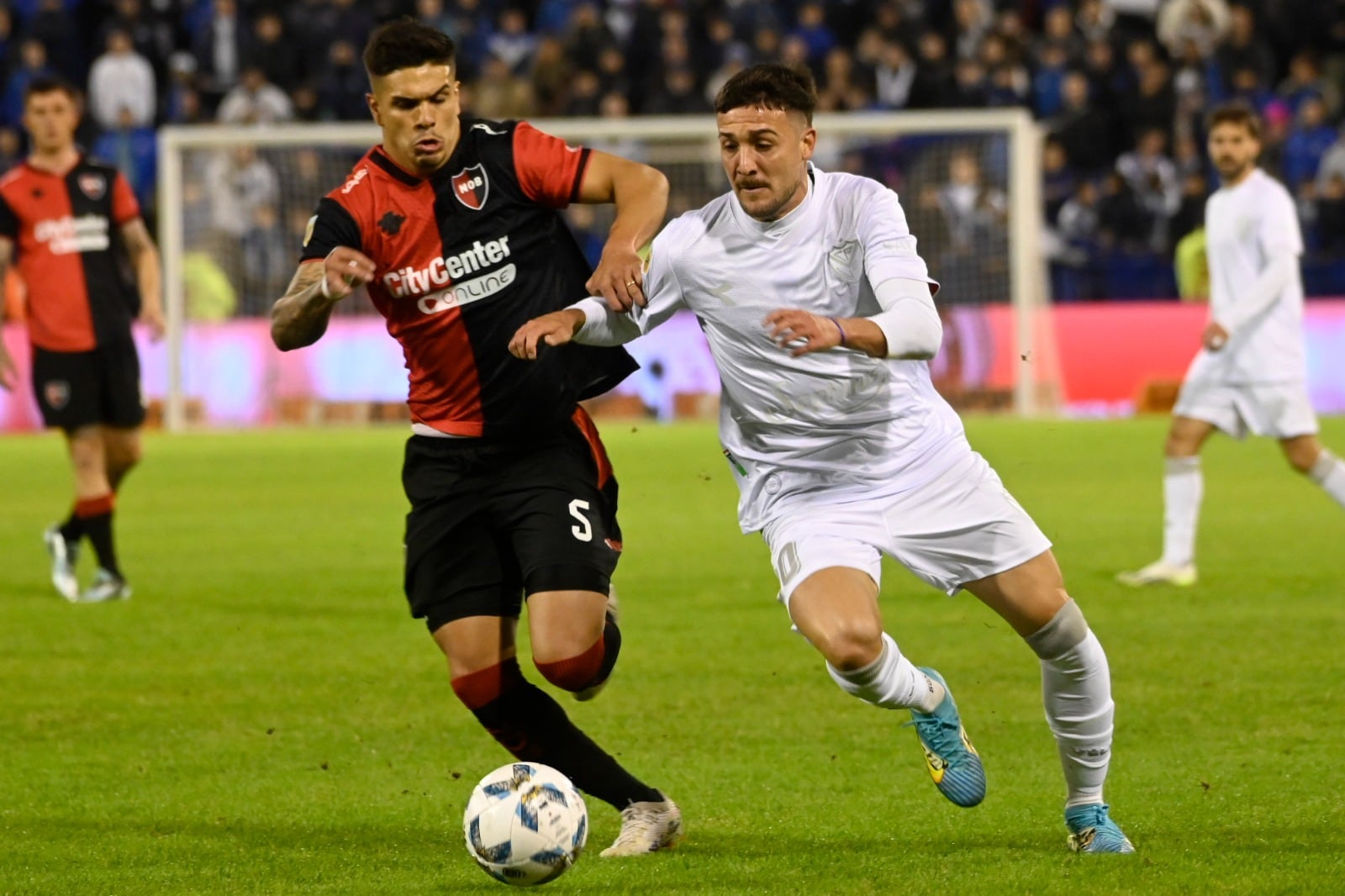 Pizzini disputa con Rodrigo Fernández
