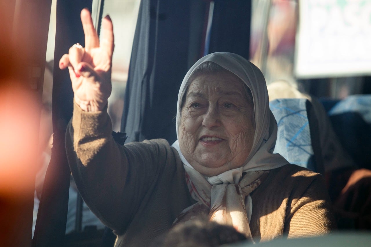 La organización liderada por Hebe de Bonafini, entregará a las 13 el pañuelo de las Madres a Caamaño en "agradecimiento por su lucha". 