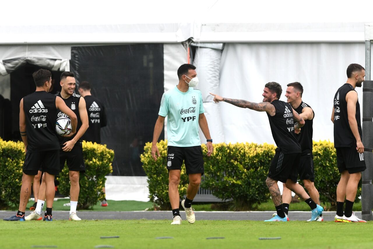 Risas en el entrenamiento de la Selección. El único barbijo, el de Scaloni