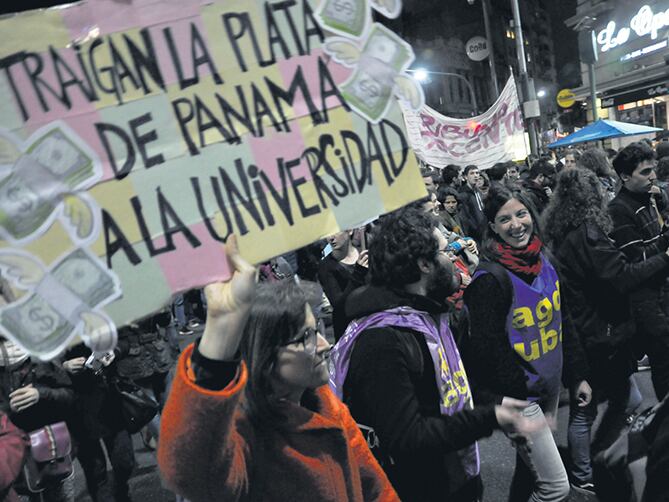 Las federaciones de docentes universitarios reclaman un aumento salarial del 35 por ciento.