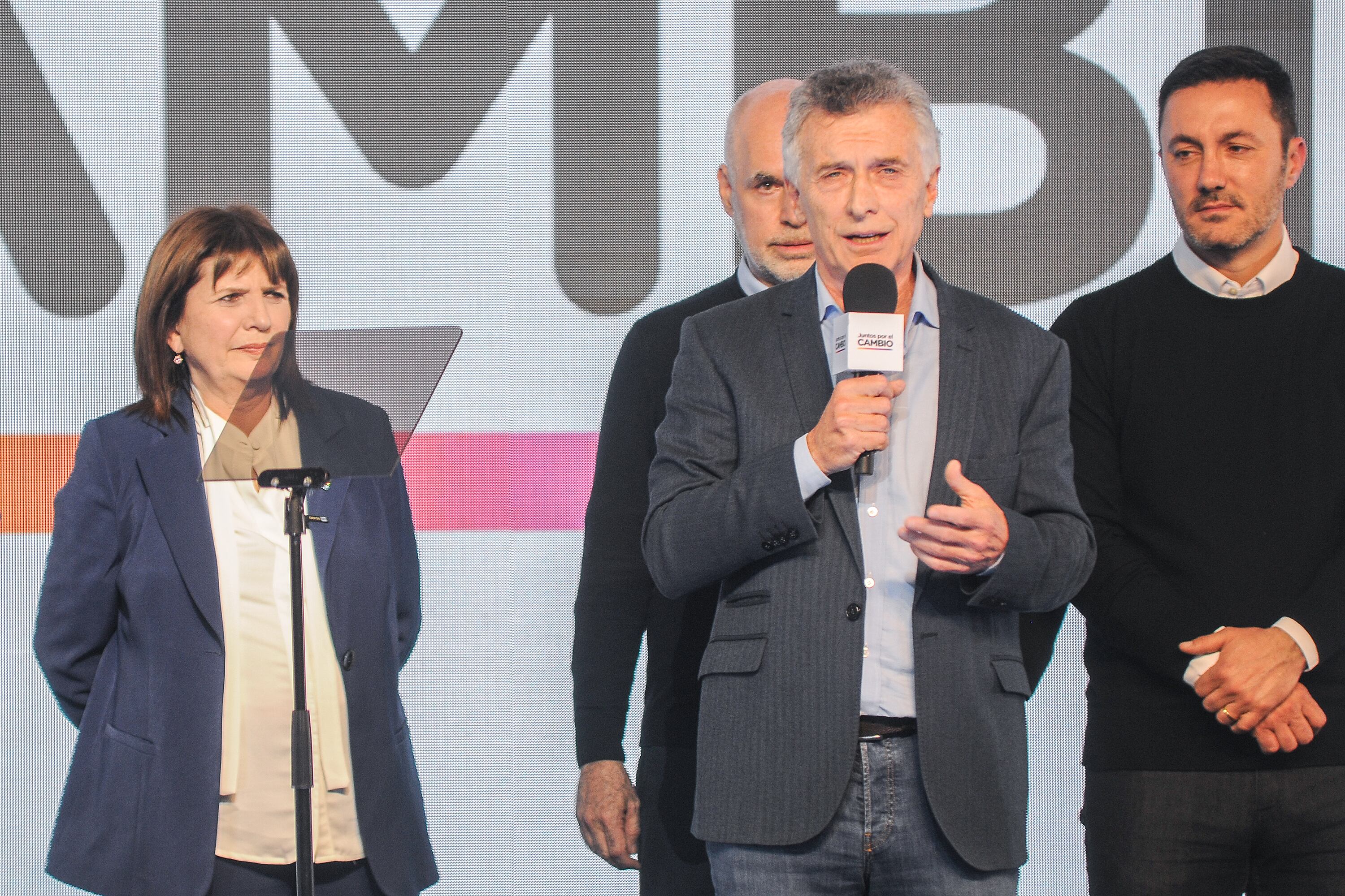 Mauricio Macri sobre el escenario en la noche de las PASO.