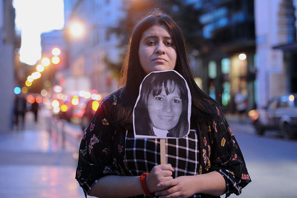 Erika, la hija de la bibliotecaria asesinada en la comisaría 10°