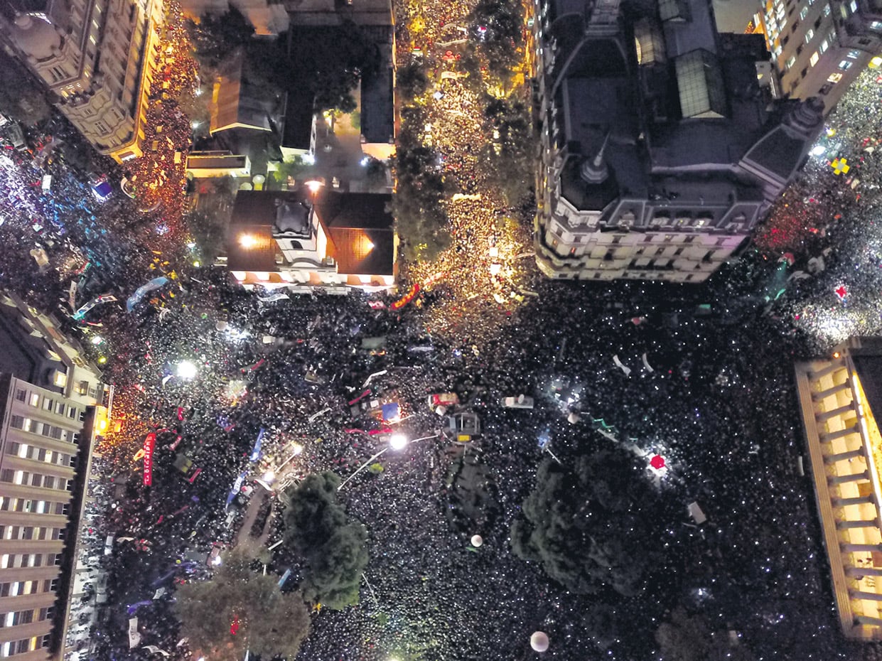 La multitud colmó la Plaza de Mayo y se extendió por ambas diagonales y por Avenida de Mayo hasta el Congreso.