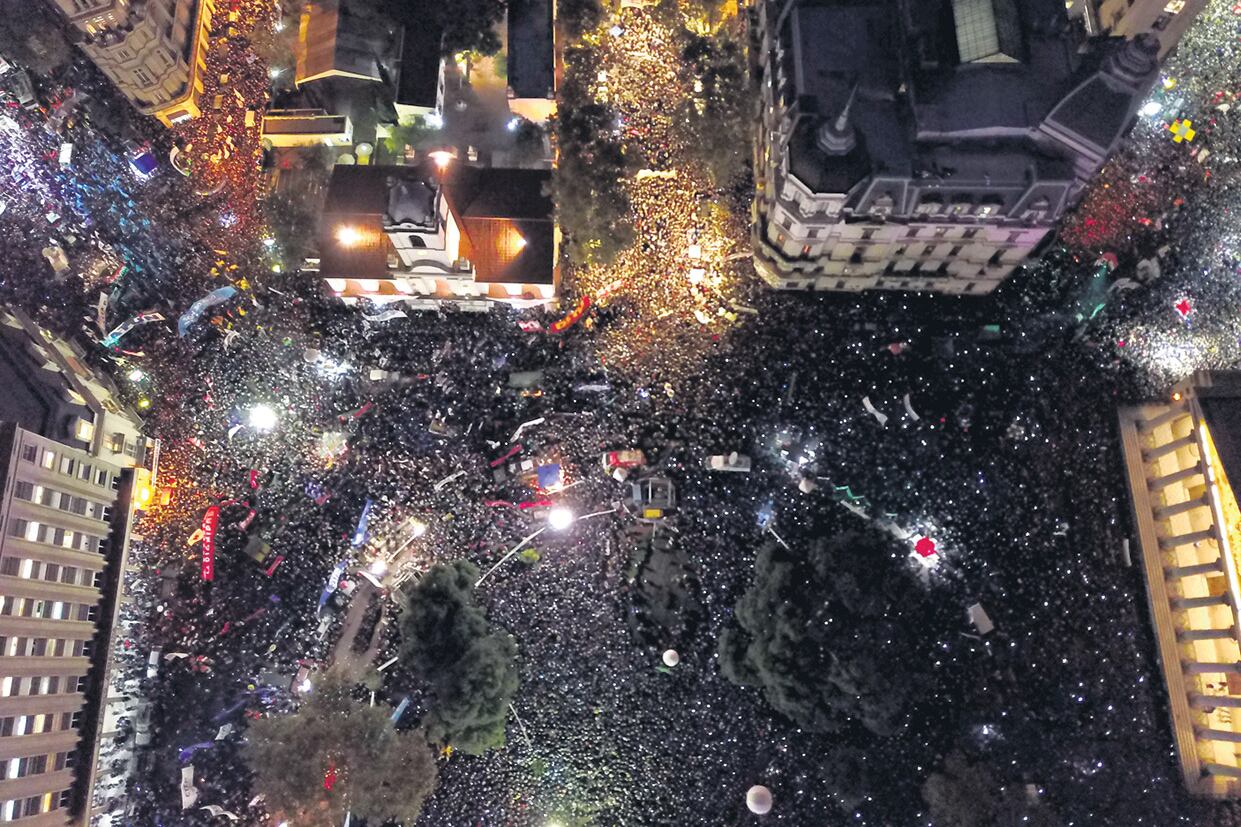 La multitud colmó la Plaza de Mayo y se extendió por ambas diagonales y por Avenida de Mayo hasta el Congreso.