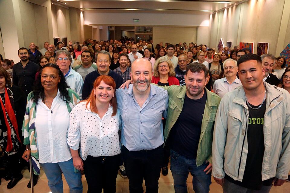 Caruana junto a referentes sociales y barriales. 