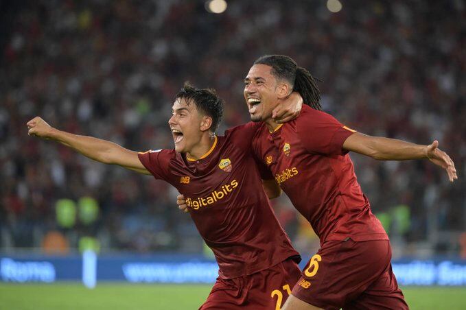 Dybala celebra con Smalling el gol del triunfo de la Roma