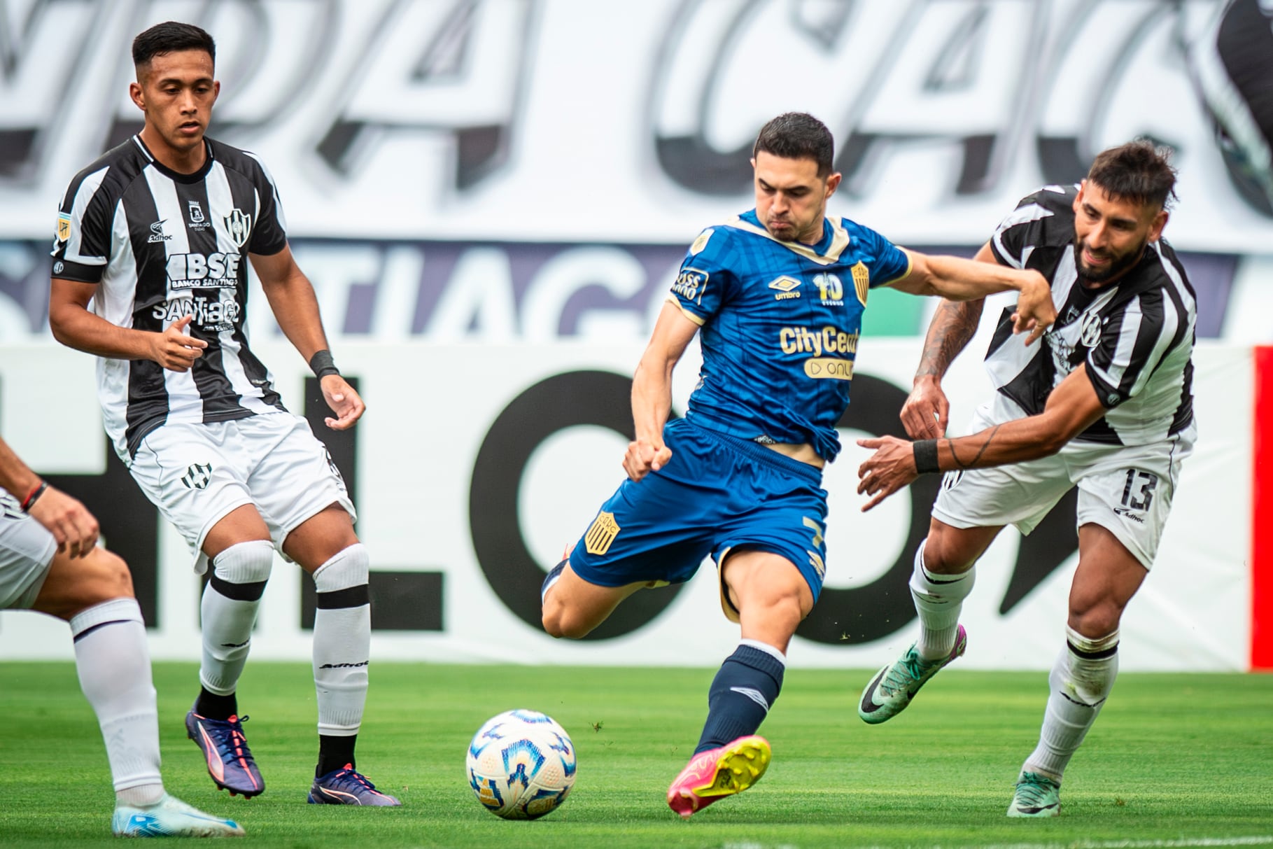 Lovera intenta progresar entre rivales. Ganó Central