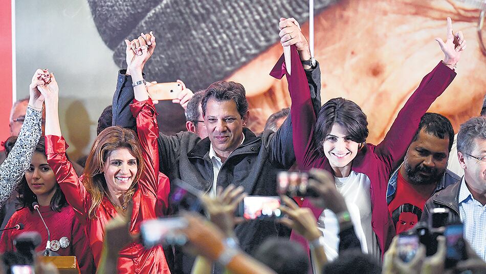 Fernando Haddad, junto a su esposa Ana Estela Haddad (izq.) y la candidata a vice Manuela D’Avila.