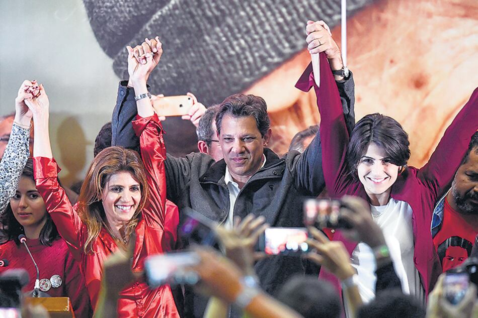 Fernando Haddad, junto a su esposa Ana Estela Haddad (izq.) y la candidata a vice Manuela D’Avila.